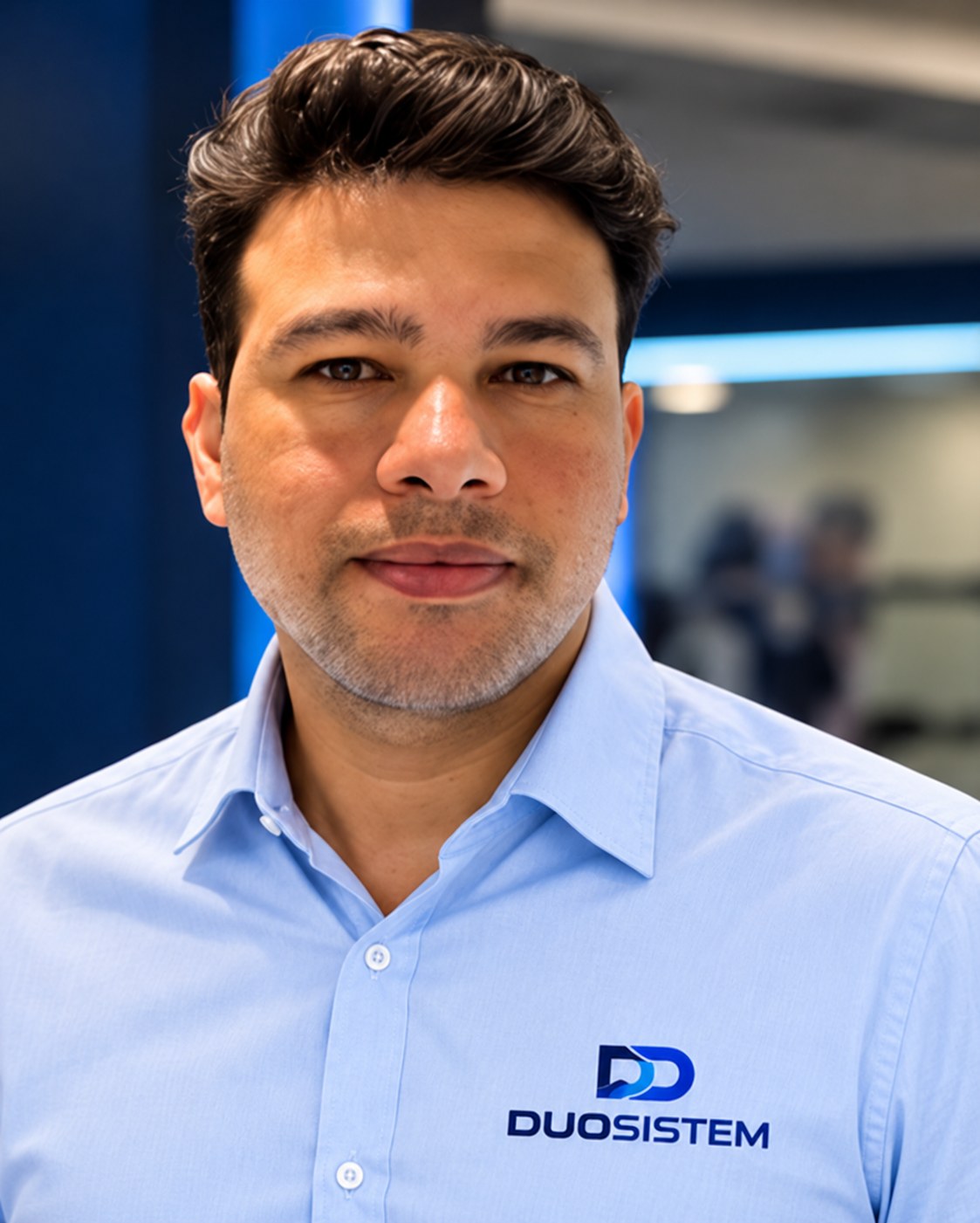 Delvair Marcelino da Silva, cofundador da Duosistem, com a camisa da marca