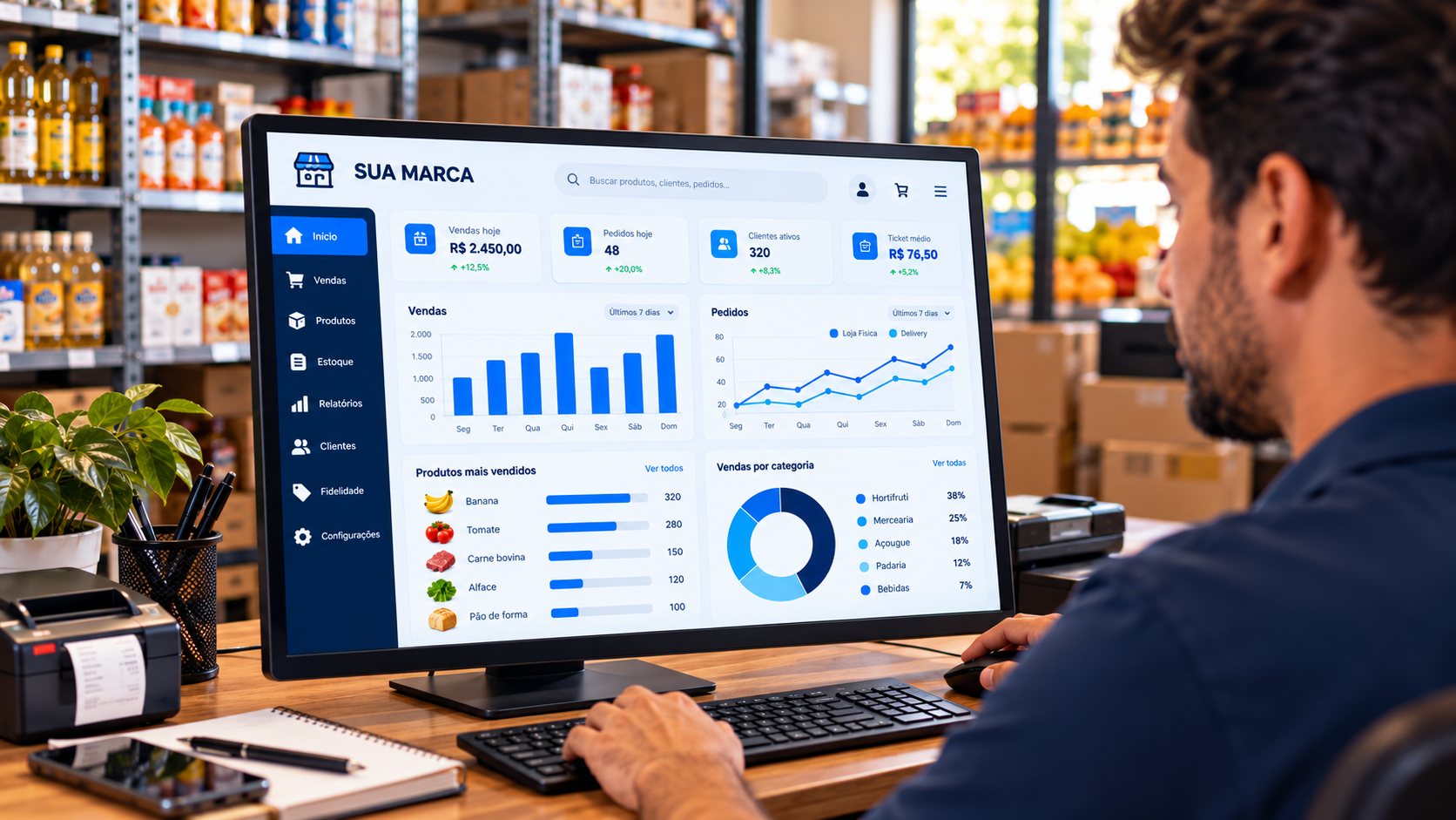 Dono de mercado conferindo o estoque no painel da Duosistem, com alertas coloridos por produto